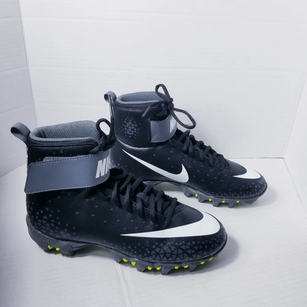 NIKE BLACK AND WHITE WITH NEON YELLOW YOUTH CLEATS SIZE 6Y